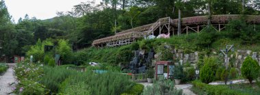 Daegu, Güney Kore - 19 Ağustos 2018: Hillcrest (Hub Hills), Eko tema park bahçeler, çocukların sürmek ve ZIP-astar ve dağ tırmanışı ile bir macera alanı featuring.