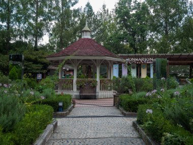 Daegu, Güney Kore - 19 Ağustos 2018: Hillcrest (Hub Hills), Eko tema park bahçeler, çocukların sürmek ve ZIP-astar ve dağ tırmanışı ile bir macera alanı featuring.