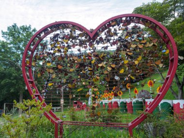 Daegu, Güney Kore - 19 Ağustos 2018: Hillcrest (Hub Hills), Eko tema park bahçeler, çocukların sürmek ve ZIP-astar ve dağ tırmanışı ile bir macera alanı featuring.