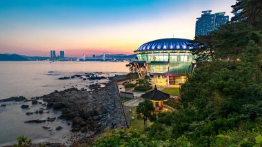 Busan, Güney Kore - 20 Ağustos 2018: gece görünümü Dongbaekseom Adası, evinde Nurimaru Apec Haeundae İlçesi, Güney Kore, yatay