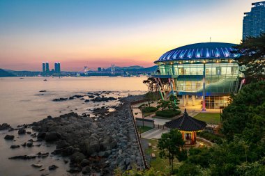 Busan, Güney Kore - 20 Ağustos 2018: gece görünümü Dongbaekseom Adası, evinde Nurimaru Apec Haeundae İlçesi, Güney Kore, yatay