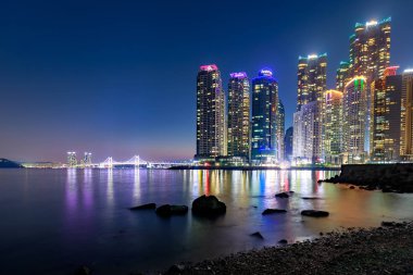 Busan, Güney Kore - 20 Ağustos 2018: gece kenti deniz Busan City