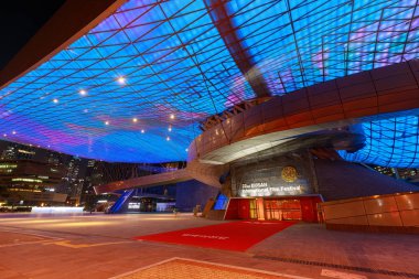 Busan, Güney Kore - 20 Ağustos 2018: Busan şehirde aşağıdan görüntülendi Led ışıklar dolu ve dış (