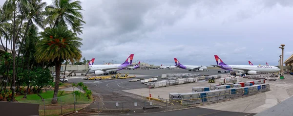 Гонолулу Гавайи Августа 2018 Года Самолеты Hawaiian Airlines Земле Воздухе — стоковое фото