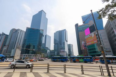 Seoul, Güney Kore - 21 Temmuz 2018: gezi Seoul city içinde gökdelenler ile Gangnam İstasyonu çevresinde