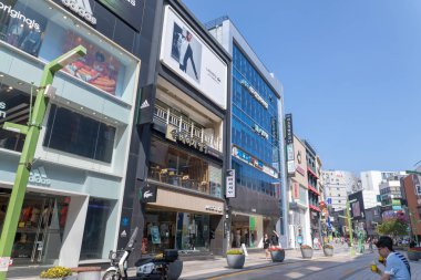 Busan, Güney Kore - 5 Ağustos 2018: Ticaret binalar ve sokak Nampo-dong, Biff sokak Busan City çevresinde
