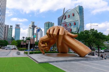 Seoul, Güney Kore - 21 Temmuz 2018: Gangnam Stil heykeli önünde coex mall, Gangnam Seoul city bölgesinde