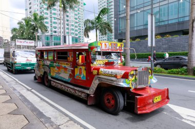 Manila, Filipinler - 14 Temmuz 2018: Jeepney, Filipinler toplu ulaşım Greenbelt Alışveriş Merkezi Metro Manila yakınındaki