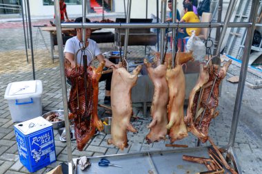 Manila, Filipinler - 14 Temmuz 2018: yanan kavrulmuş gevrek lechon Manila restoranda kömür