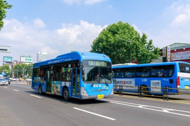 Seoul, Güney Kore - 17 Temmuz 2018: Seul mavi otobüs Seoul city de yol