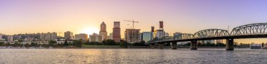 günbatımı üzerinde portland oregon şehir manzarası boyunca willamette Nehri waterfront panorama