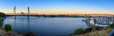 günbatımı üzerinde portland oregon şehir manzarası boyunca willamette Nehri waterfront panorama
