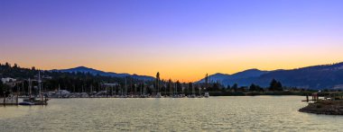 Oregon state batımında Columbia Nehri üzerinde bağlantı noktası, Hood River Marina adlı tekne dock
