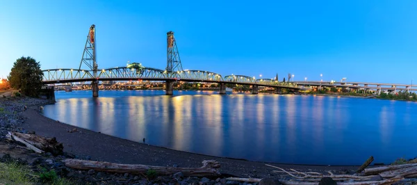 Günbatımı Üzerinde Portland Oregon Şehir Manzarası Boyunca Willamette Nehri Waterfront — Stok fotoğraf