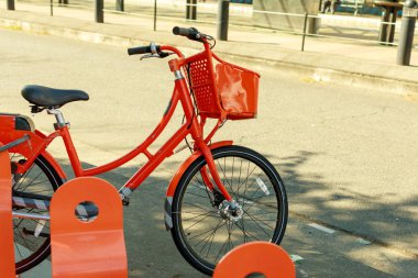 Portland, Oregon - 29 Ağustos 2018: paylaşım programı Biketown şehir merkezinde ile turuncu bisiklet Bisiklet.
