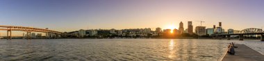 Portland, Oregon - 1 Eylül, 2018: Sunset Portland downtown waterfront şehir manzarası Hawthorne Köprüsü tarafından Willamette Nehri üzerinde