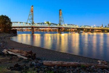 Portland, Oregon - 1 Eylül, 2018: Sunset Portland downtown waterfront şehir manzarası Hawthorne Köprüsü tarafından Willamette Nehri üzerinde