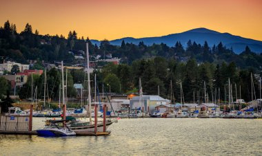 Hood River, Oregon - Eylül 2, 2018: Tekneler Hood liman nehir Marina adlı Columbia Nehri, Oregon state günbatımında rıhtım