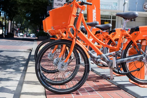 포틀랜드 2018 자전거 프로그램 Biketown 시내에 오렌지 자전거와 — 스톡 사진