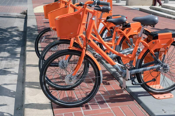 포틀랜드 2018 자전거 프로그램 Biketown 시내에 오렌지 자전거와 — 스톡 사진