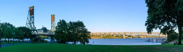 波特兰 俄勒冈州 2018年9月1日 在波特兰市中心海滨城市沿威拉米特河的地平线上的日落霍桑大桥 — 图库照片