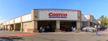 Portland, Oregon - 8 Eylül, 2018: Costco Toptan Mağazası. Costco Toptan Corporation en büyük üyelik yalnızca ambar bize kulübüdür.