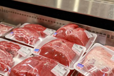 Portland, Oregon - 8 Eylül, 2018: koridor etler, Üyeler tek kulüp için alışveriş Costco Toptan depo.