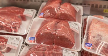 Portland, Oregon - 8 Eylül, 2018: koridor etler, Üyeler tek kulüp için alışveriş Costco Toptan depo.