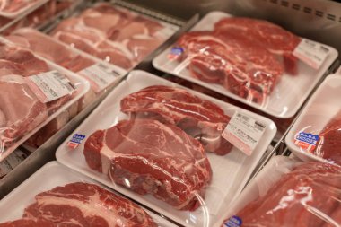 Portland, Oregon - 8 Eylül, 2018: koridor etler, Üyeler tek kulüp için alışveriş Costco Toptan depo.
