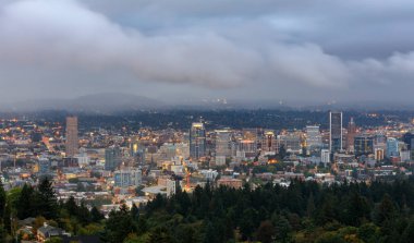 Portland, Oregon - 8 Eylül 2018: Portland Downtown, Oregon dan Pittock konak görünümünü