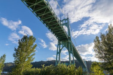 St Johns Bridge'de Portland Oregon bitti Willamette Nehri