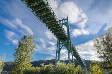 St Johns Bridge'de Portland Oregon bitti Willamette Nehri