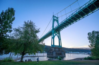 St Johns Bridge'de Portland Oregon bitti Willamette Nehri