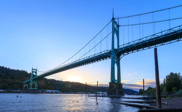 St Johns Bridge'de Portland Oregon bitti Willamette Nehri