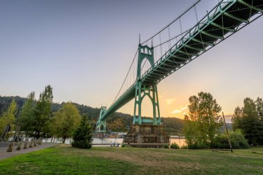 St Johns Bridge'de Portland Oregon bitti Willamette Nehri