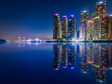 Busan, Güney Kore - 8 Ağustos 2018: gökdelenler Busan Haeundae waterfront İlçesi'nde deniz şehrin. bay 101 göster.