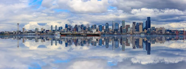 Seattle Washington Juli 2018 Seattle Skyline Panorama Overskyet Dag – stockfoto