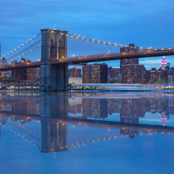 Reflectie Van Brooklyn Bridge Bij Nacht — Stockfoto