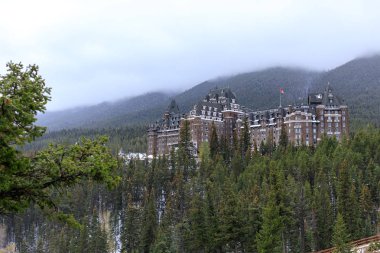 Alberta, Kanada - 7 Ekim 2018: Kanada kayalık dağlarında, Banff National Park, Banff Fairmont Springs Hotel