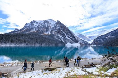 Alberta, Kanada - 7 Ekim 2018: Banff Ulusal Parkı içinde kayalık dağ Lake Louise