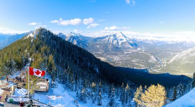 Kükürt dağlar, Banff national park, Alberta, Kanada, Kanada bayrağı ile turist yollar