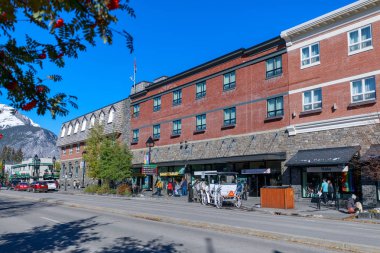 Alberta, Kanada - 7 Ekim 2018: Sahne, şehir merkezinde Banff, Banff merkezi mağazalar Turizm