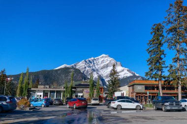 Alberta, Kanada - 7 Ekim 2018: Cascade dağ Banff National Park, şehir merkezindeki Banff