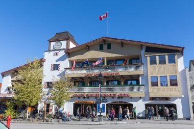Alberta, Kanada - 7 Ekim 2018: Sahne, şehir merkezinde Banff, Banff merkezi mağazalar Turizm