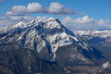 Manzara Banff kent sitesinin görünümünü ve dağlar, kükürt dağdan, Banff National Park, Amerika Birleşik Devletleri görüldüğü gibi çevreleyen