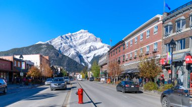 Alberta, Kanada - 7 Ekim 2018: Cascade dağ Banff National Park, şehir merkezindeki Banff