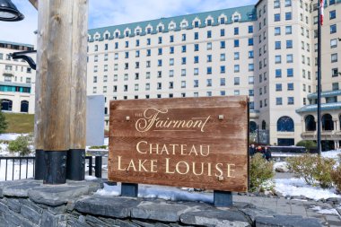 Alberta, Kanada - 7 Ekim 2018: Ünlü Fairmont Chateau Lake Louise Hotel, Banff Ulusal Parkı