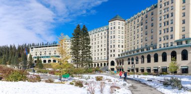 Alberta, Kanada - 7 Ekim 2018: Ünlü Fairmont Chateau Lake Louise Hotel, Banff Ulusal Parkı