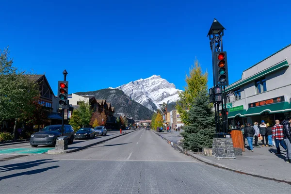 Alberta, Kanada - 7 Ekim 2018: Cascade dağ Banff National Park, şehir merkezindeki Banff