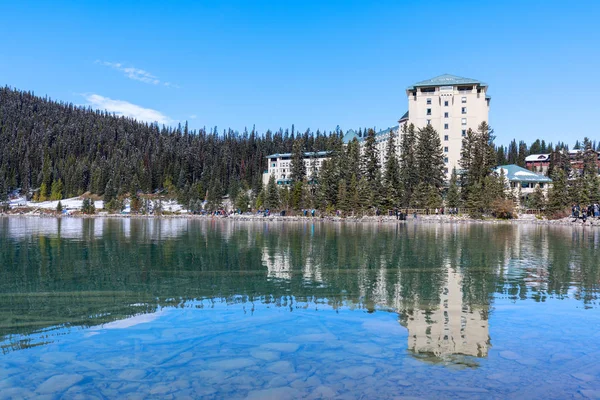 Alberta Kanada Oktober 2018 Speglar Fairmont Chateau Hotel Lake Louise — Stockfoto